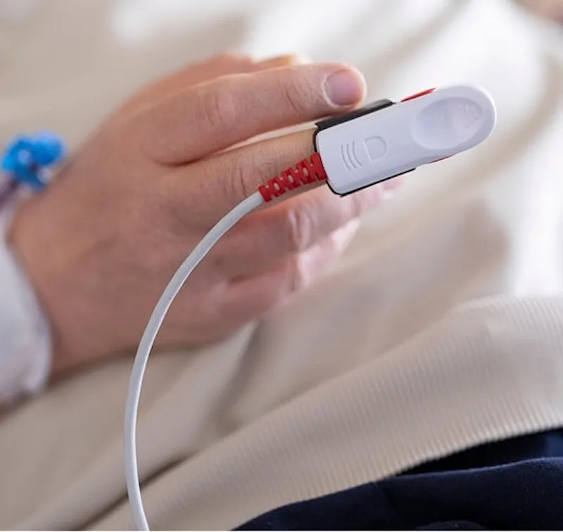 Fotografie eines Blutdruckmessgeräts am Finger.