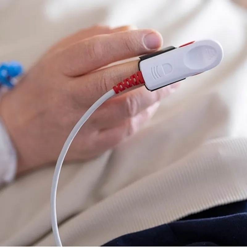 Fotografie eines Blutdruckmessgeräts am Finger.