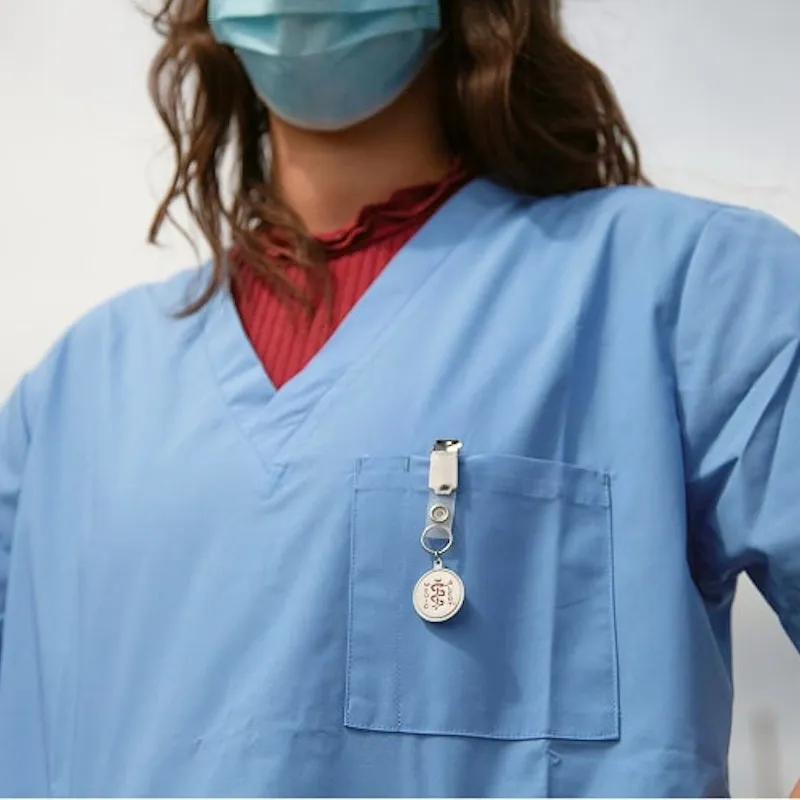 Frau in medizinischer Kleidung